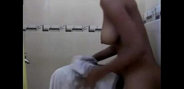  Ebony girl washing that dirty body - camdystop.com